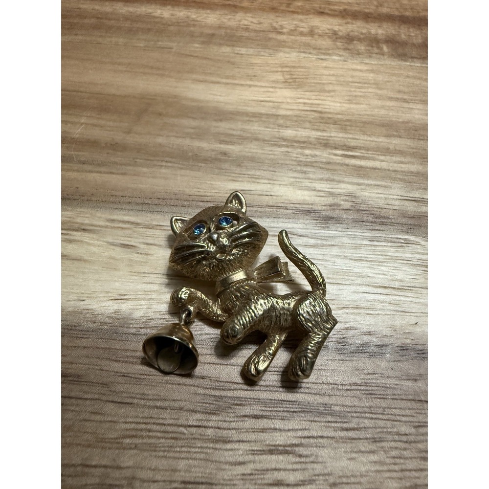 AVON VTG GOLD METAL CAT PIN WITH BELL & BLUE EYES JEWELRY ACCESSORIES